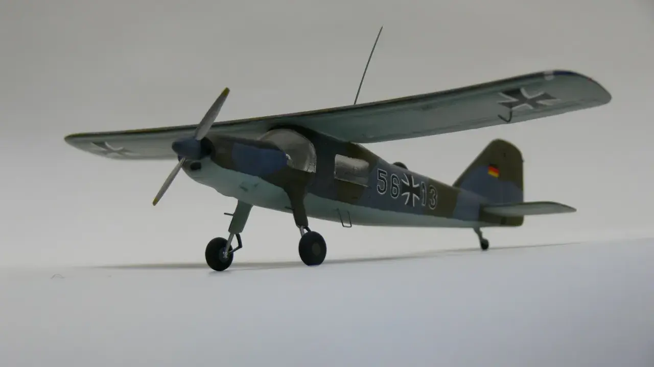 Modellflugzeug mit der Kennung do27, in Tarnfarben, mit deutschen Hoheitszeichen und der Nummer 56+13.