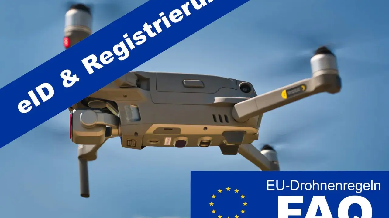 Drohne im Flug, blauer Himmel. Blaue Banderole mit "eID & Registrierung". Unten EU-Flagge und "EU-Drohnenregeln FAQ". Hier erfährst du, ob und wie muss man drohnen anmelden.