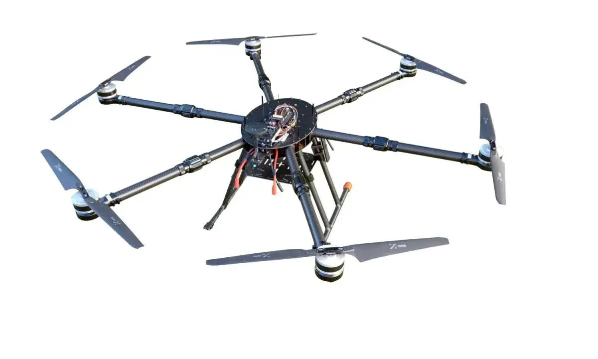 Acht Propeller sind an einem zentralen Gehäuse befestigt, das die Elektronik einer leistungsstarken Raptor Drohne beherbergt.