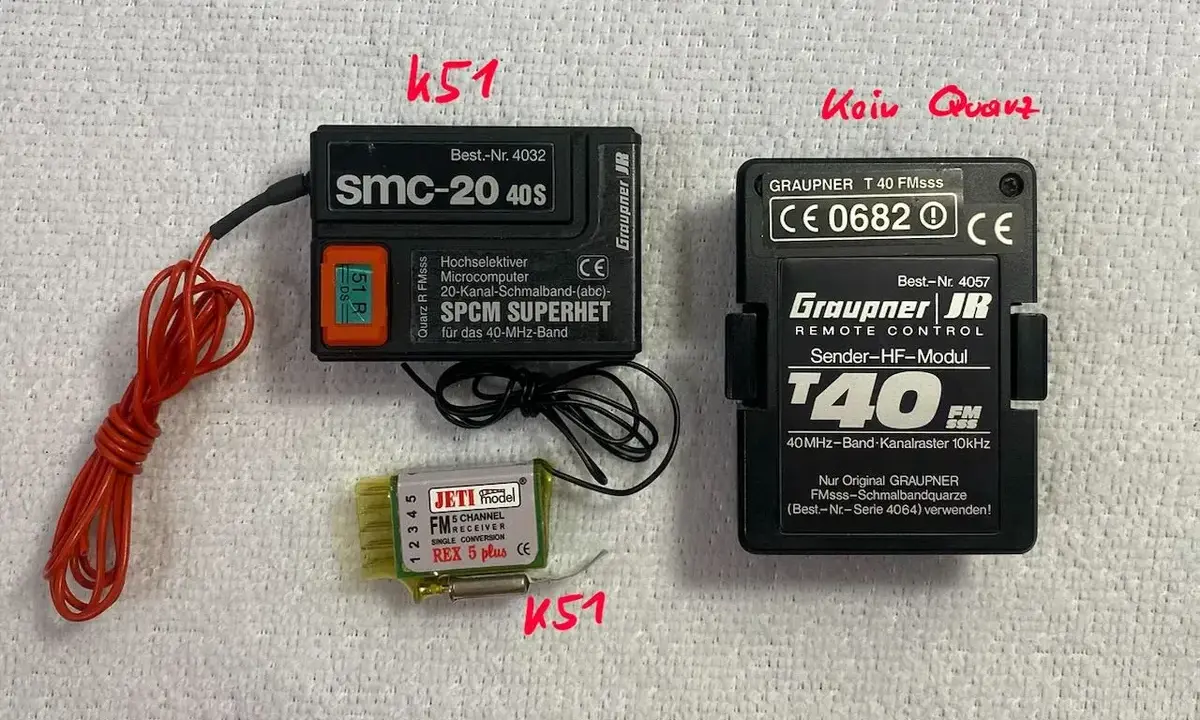 Zwei RC-Sender-Module, eines für das 40-MHz-Band, das andere ein Graupner T40 FMsss.
