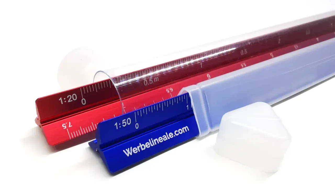 Zwei dreiecksprofile, rot und blau, mit Skalen und Beschriftungen wie "1:20" und "1:50", liegen in ihren Schutzhüllen.