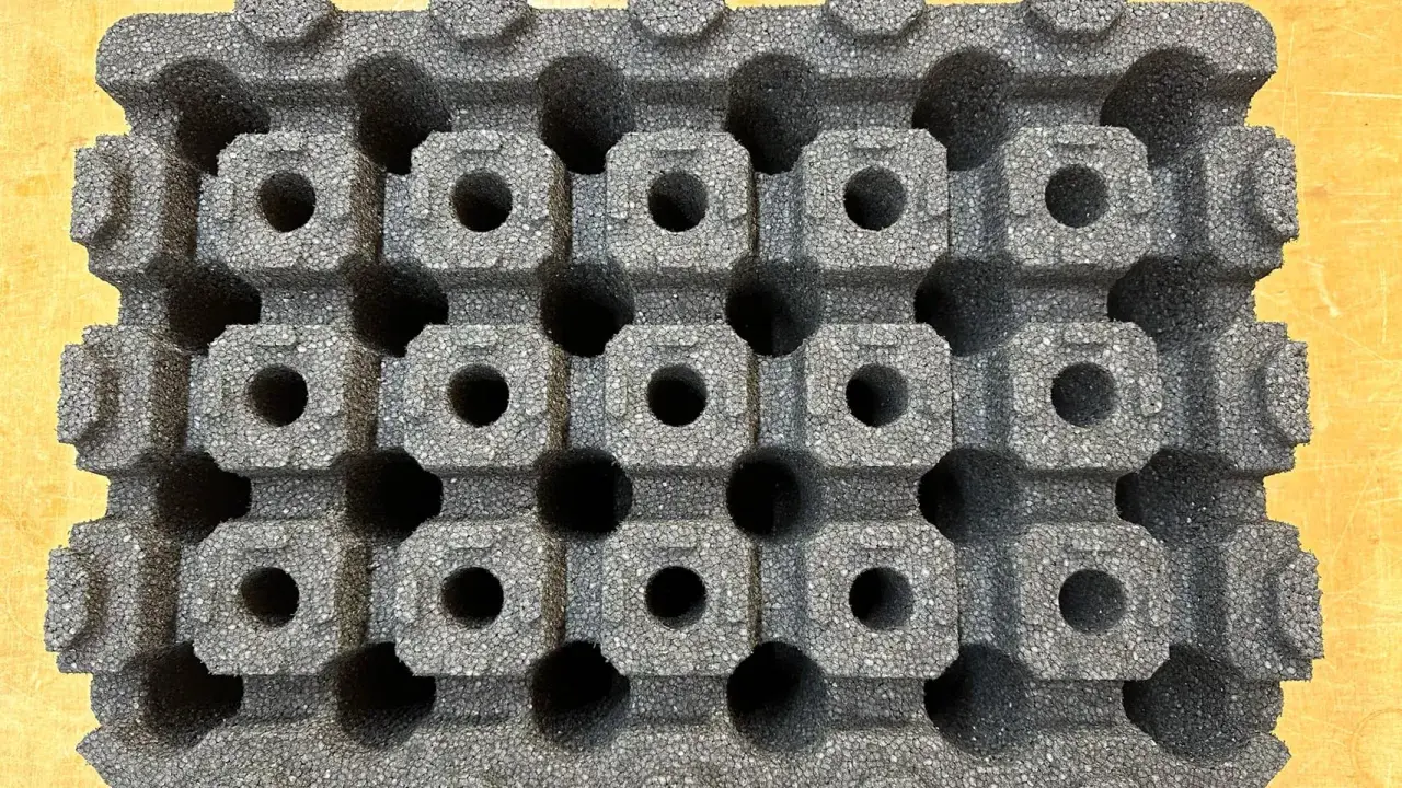 Graues epp kunststoff-Material mit vielen kleinen, quadratischen Hohlräumen, das wie eine Schachtel für empfindliche Gegenstände aussieht.