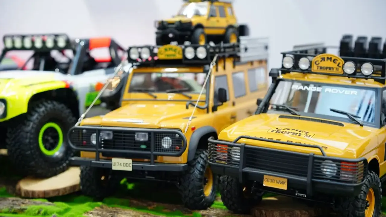 Gelbe Geländewagen-Modelle, bereit für ein Bronzelager-Abenteuer.