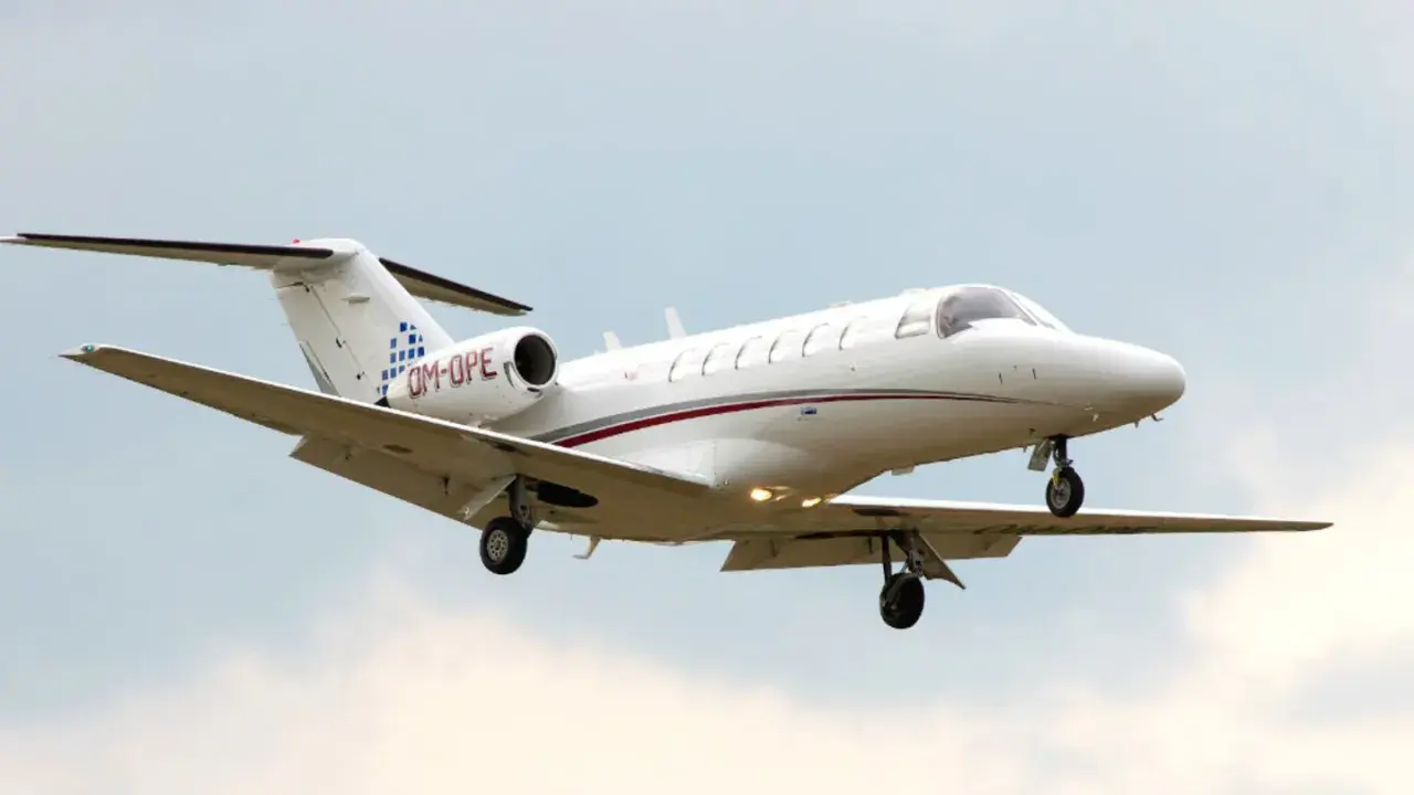 Ein kleiner Jet mit der Kennung OM-OPE hebt vom Boden ab.