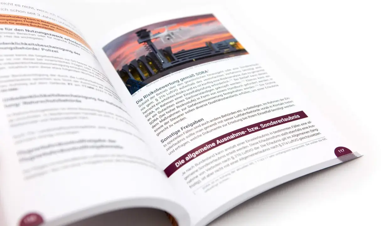 Ein Buch über **Drohnen Sport** zeigt eine Drohne vor einem Turm. Der Text behandelt Risikobewertung und Erlaubnisse für Drohnen.