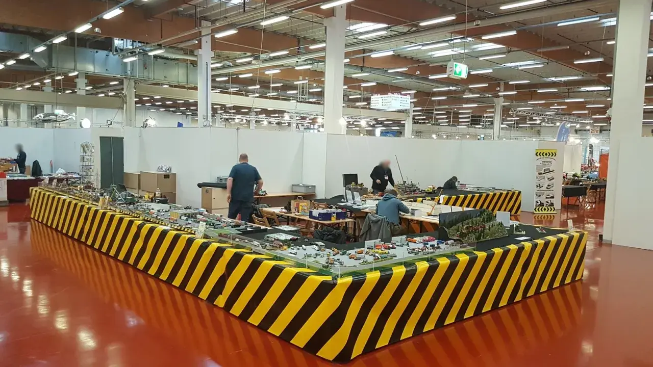 Modellbau-Fans bestaunen detailreiche Dioramen auf den Lipper Modellbautagen.