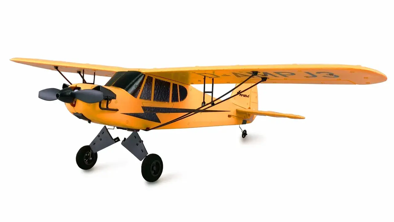 Ein gelbes Piper Flugzeug mit schwarzem Propeller und Fahrwerk steht auf weißem Grund.