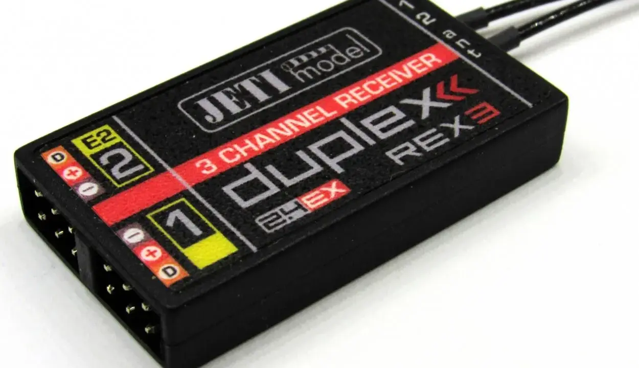 Jeti Rex 3 Duplex 2.4EX 3-Kanal-Empfänger. Dieses Modell ist ein wichtiger Assist für RC-Modelle.