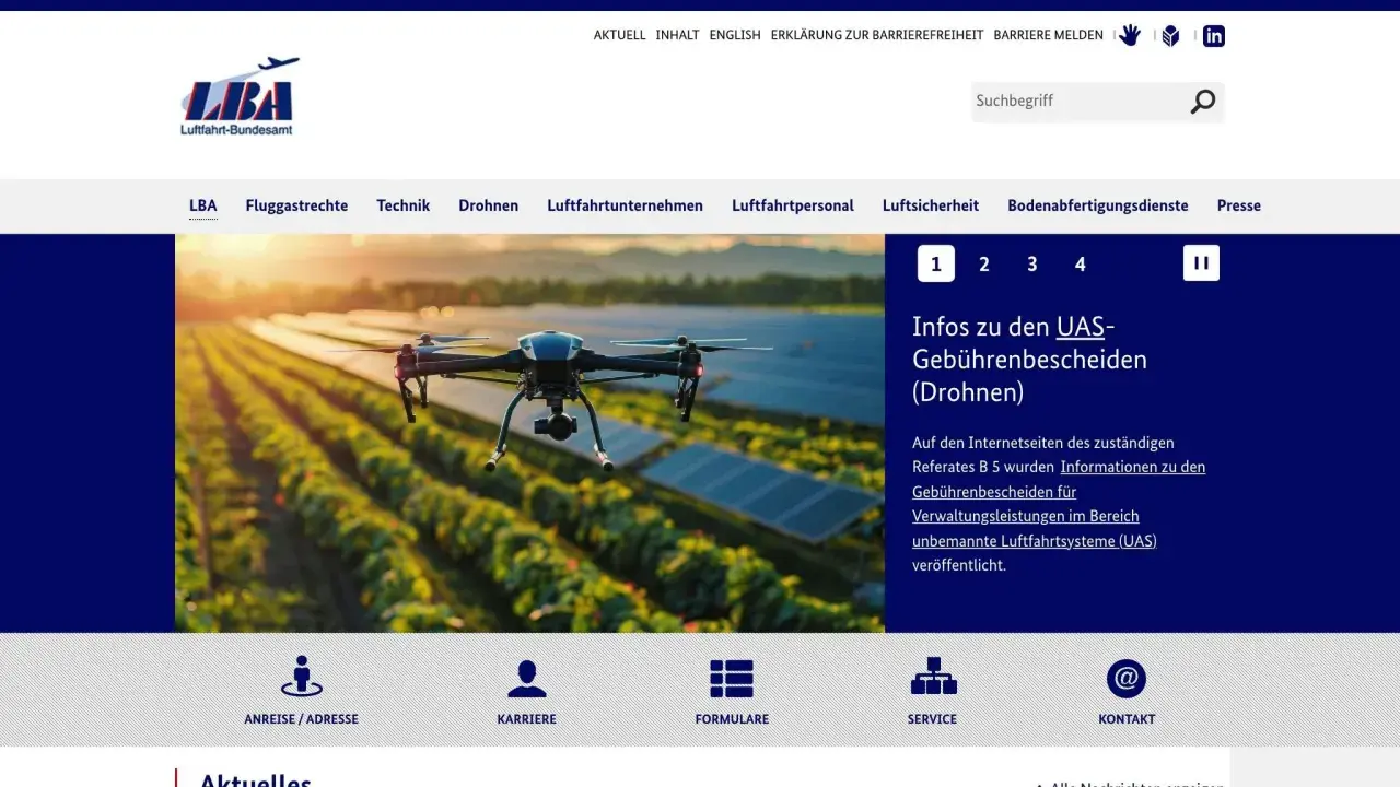 Drohne über Solarpanel-Feld, LBA-Logo. Infos zu UAS-Gebührenbescheiden (Drohnen) auf der Webseite des Luftfahrt-Bundesamtes.