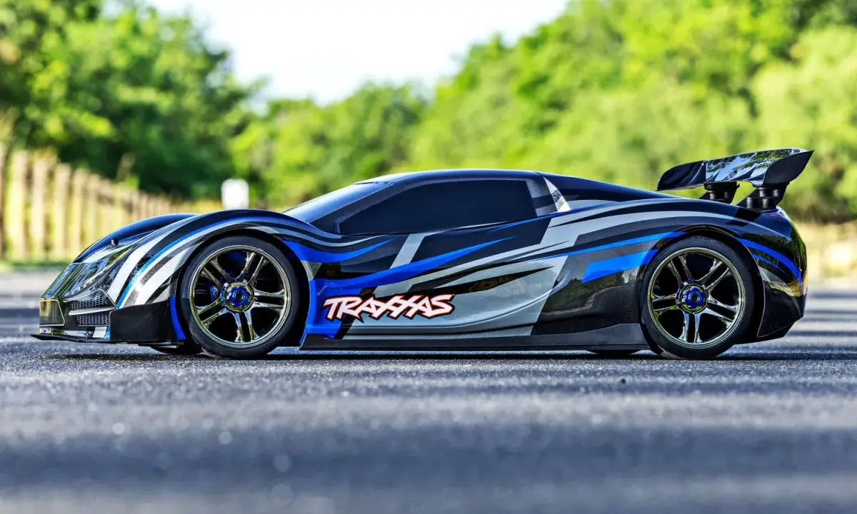 Ein extrem schnelles RC-Auto mit blau-silbernem Design, das aussieht wie das teuerste RC-Auto der Welt, steht auf Asphalt.