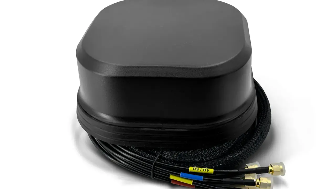 Schwarze Antennenhalterung mit mehreren Kabeln, die für 4G/5G-Verbindungen gekennzeichnet sind.