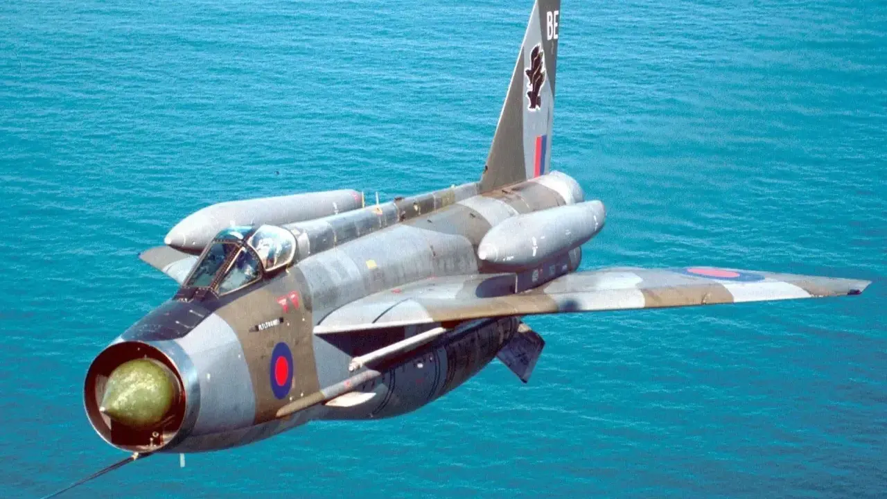 Ein Lightning-Flugzeug fliegt über das Meer.