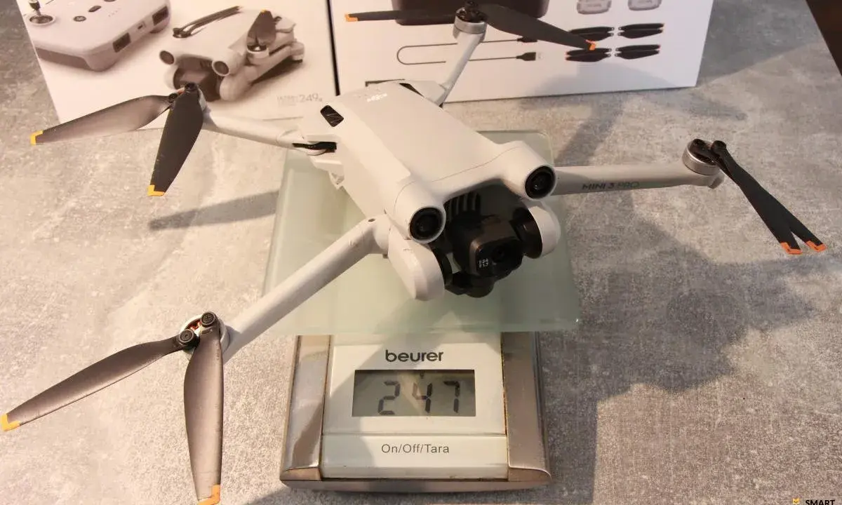 Eine Drohne mit einem Gewicht von 247 Gramm wird auf einer Waage gemessen.