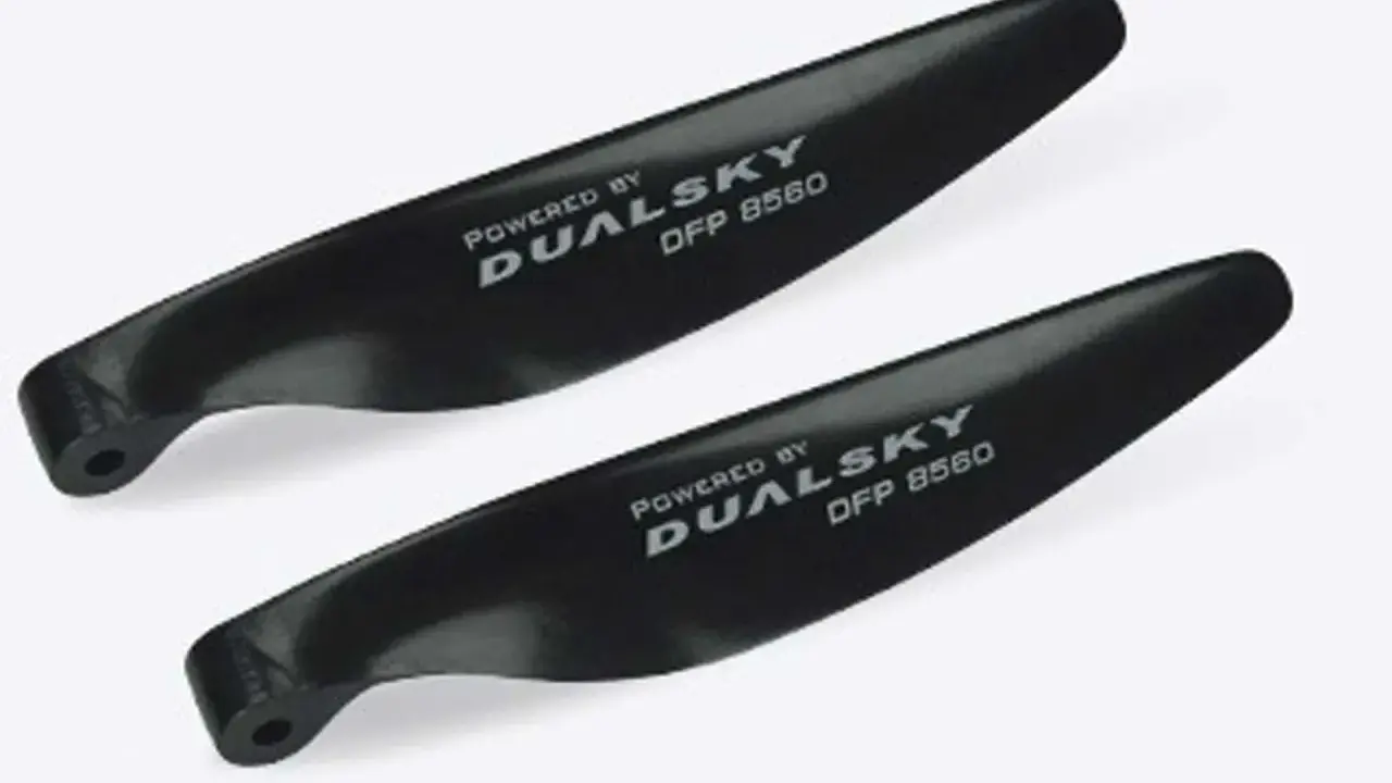 Zwei schwarze Propeller, Modell DFP 8560 von DualSky, bereit für den Einsatz.