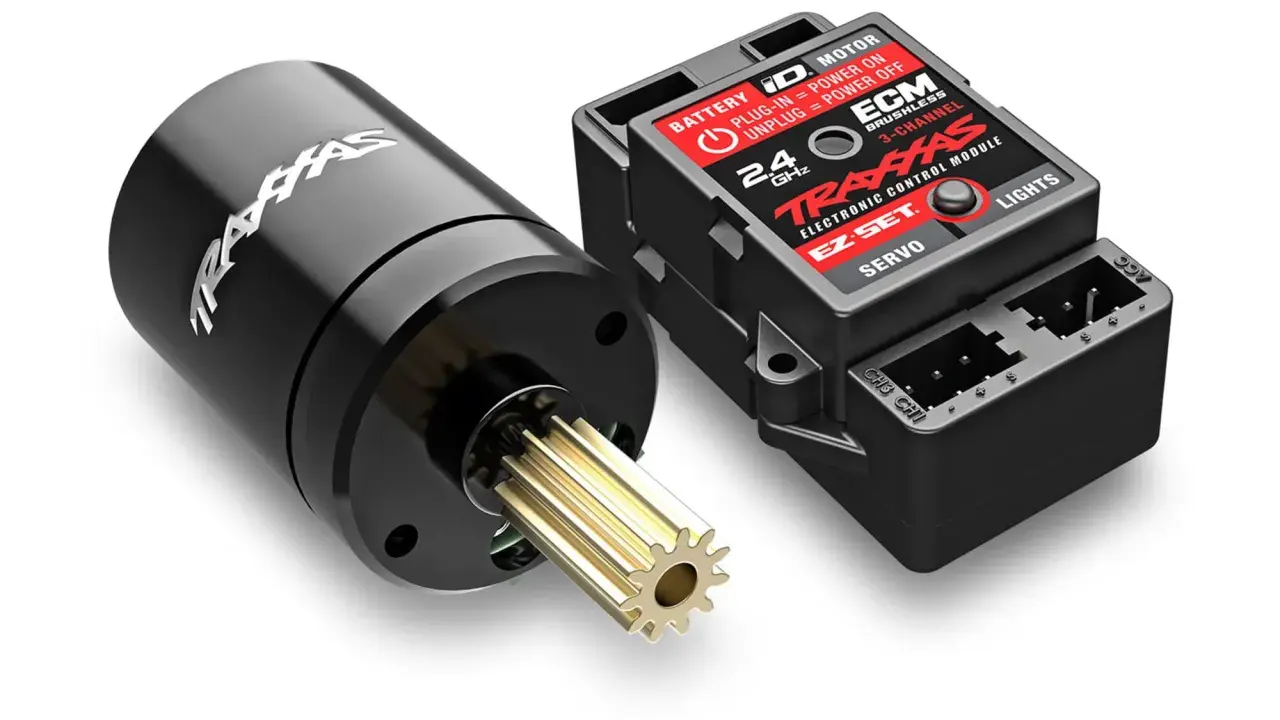 Schwarzer Traxxas Brushless Motor mit goldenem Ritzel und schwarzes Electronic Control Module (ECM) für RC-Autos.