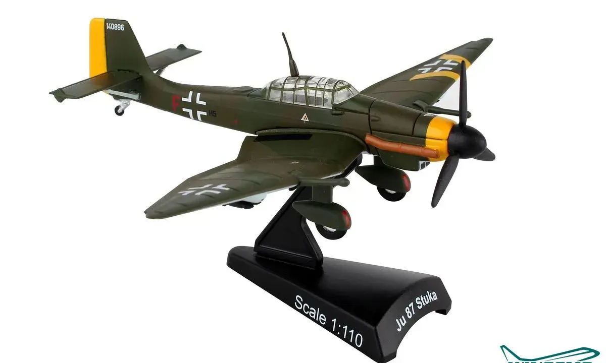 Modellflugzeug Ju 87 Stuka im Maßstab 1:110, dunkelgrün mit gelben Markierungen und Kreuzen.