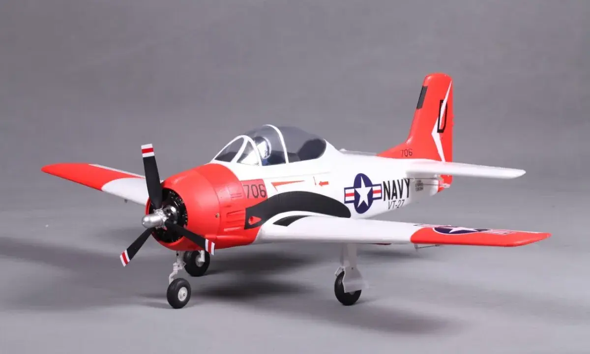 Ein detailgetreues Modell eines T28 Flugzeugs in Navy-Lackierung mit der Nummer 706.