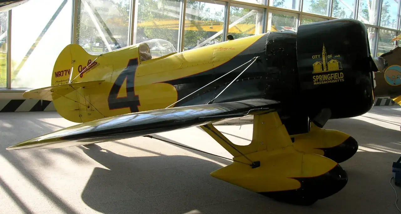 Gelbes Flugzeug mit der Nummer 4 und der Aufschrift "Gee Bee Super-Sportster". Ein historisches Flugzeug, das in Springfield, Massachusetts, hergestellt wurde.