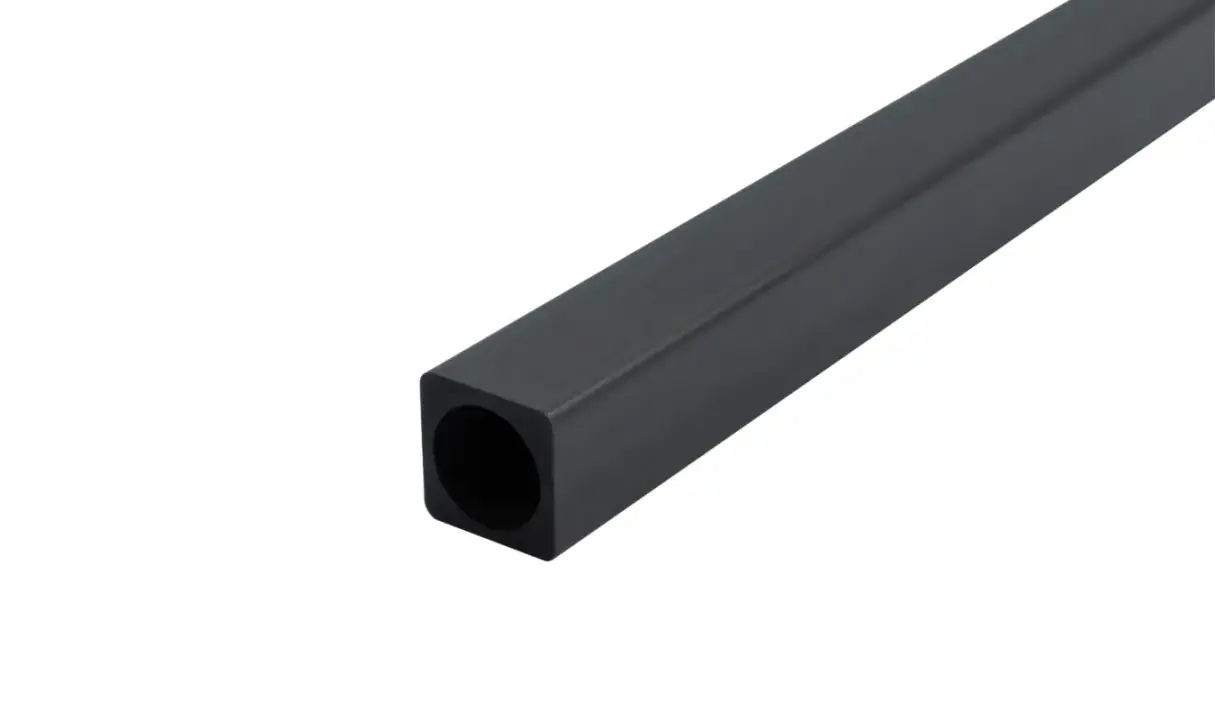 Ein schwarzes, quadratisches Carbonrohr mit rundem Innendurchmesser, das diagonal von rechts unten nach links oben verläuft.