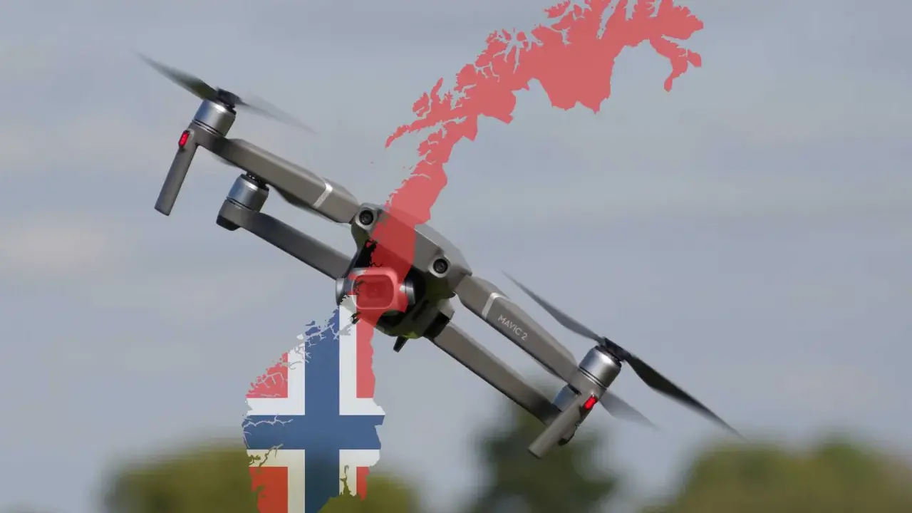 Drohne fliegt über Norwegen. Das Bild thematisiert das Drohnen Gesetz in Norwegen.
