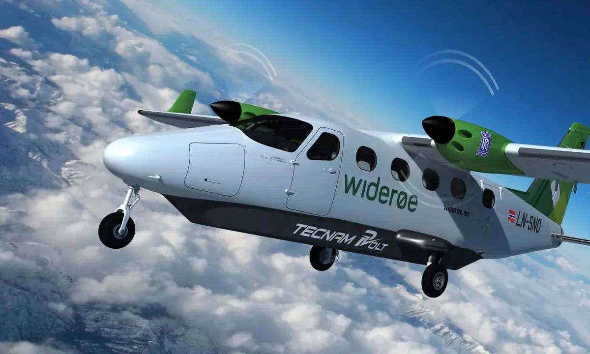 Ein zweimotoriges Flugzeug mit dem Schriftzug "widerøe" und "TECNAM VOLT" fliegt über Wolken. Dies ist ein Beispiel für zukünftige Elektroflugzeuge.