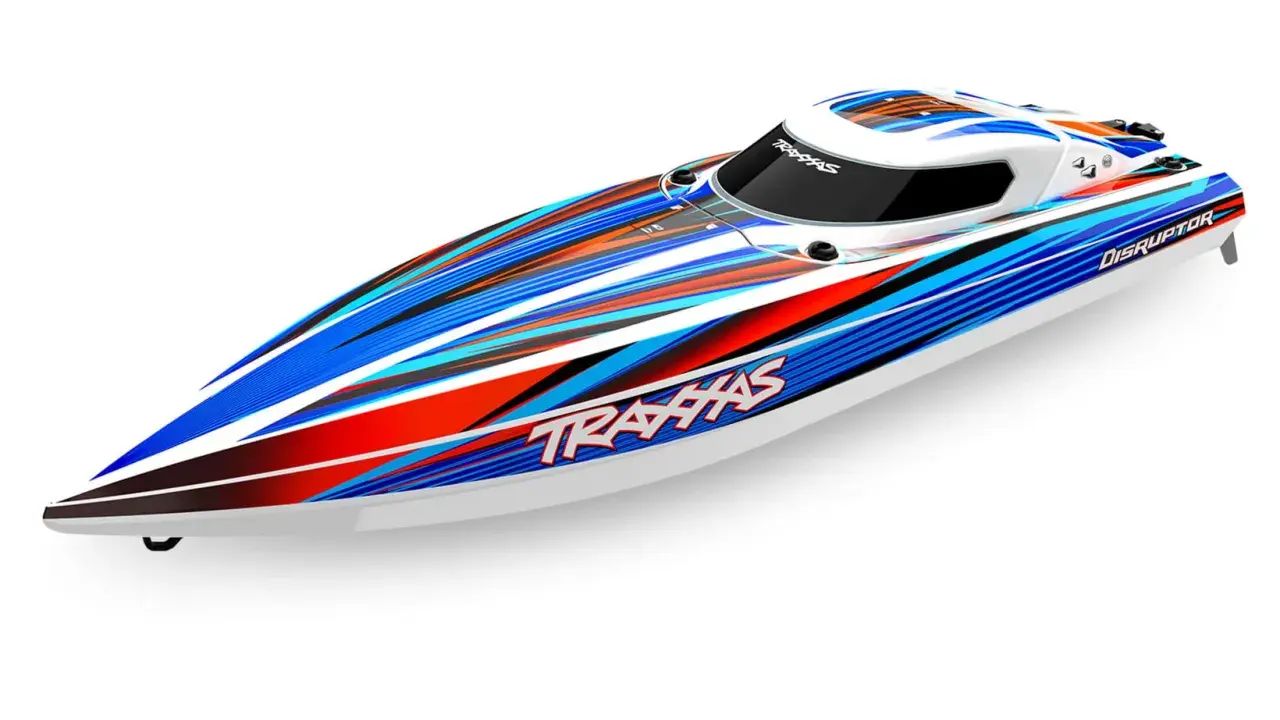 Ein schnelles RC-Boot mit dynamischem Streifenmuster in Blau, Rot und Orange. Dieses Modell ist Teil der Traxxas Bootsmodelle.