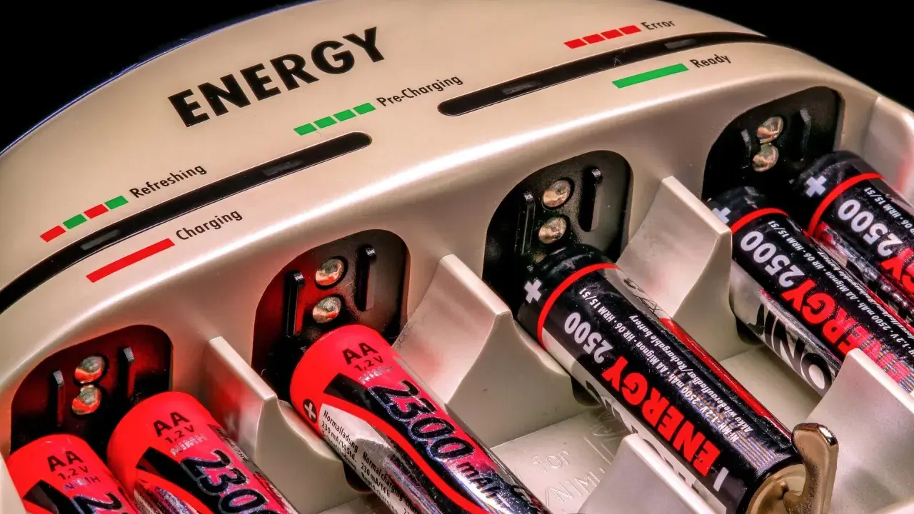 Ein NiMH Ladegerät mit AA-Akkus, die geladen werden. Ladeanzeigen zeigen "Charging" und "Ready".