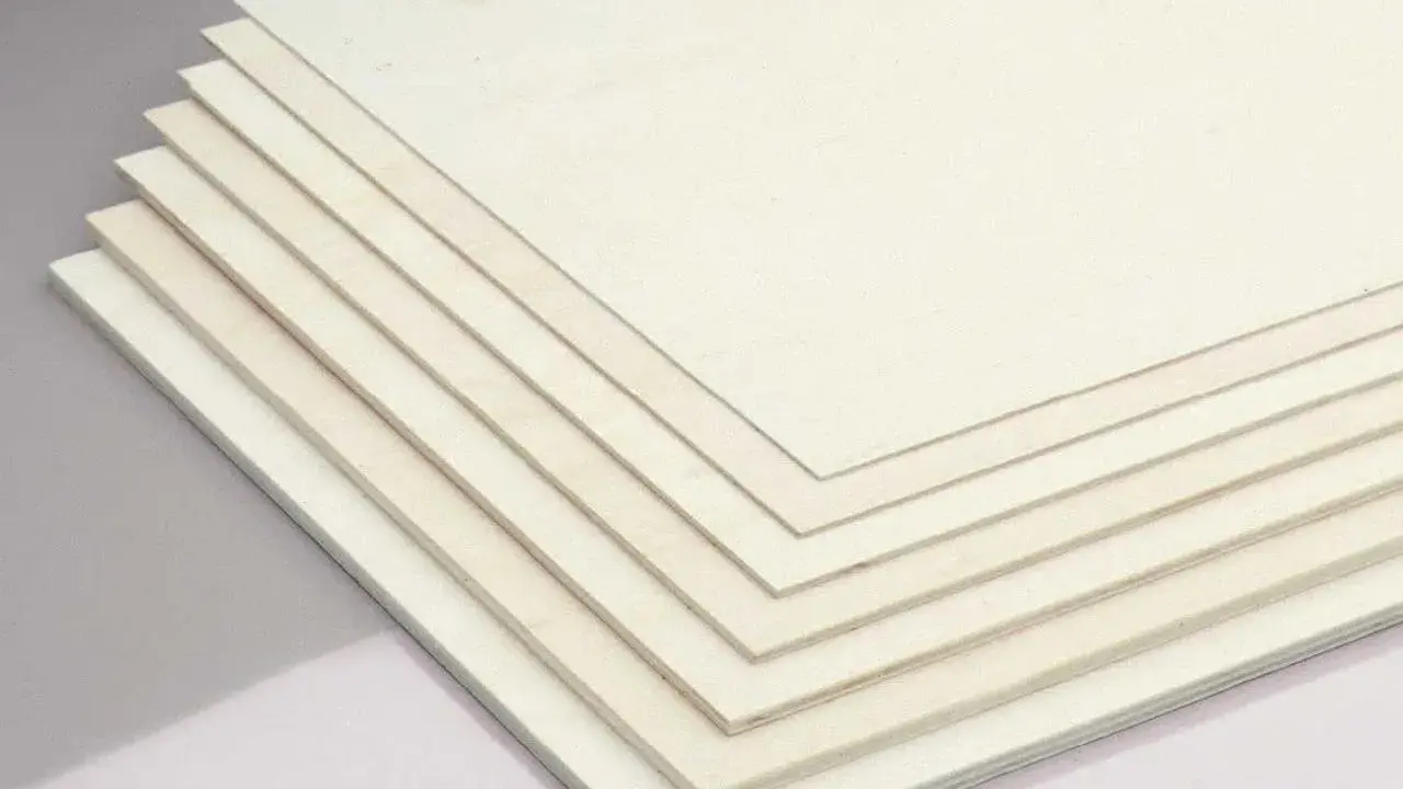 Mehrere dünne Platten aus hellem **Birkensperrholz** liegen übereinander.
