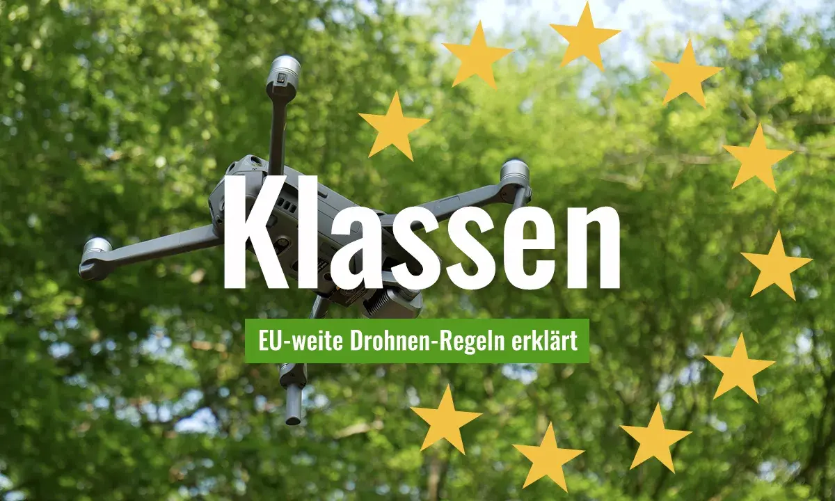 Drohnen-Klassen: EU-weite Regeln für den Betrieb von Drohnen erklärt. Ein Fluggerät schwebt vor grünem Blätterdach, umgeben von gelben Sternen.