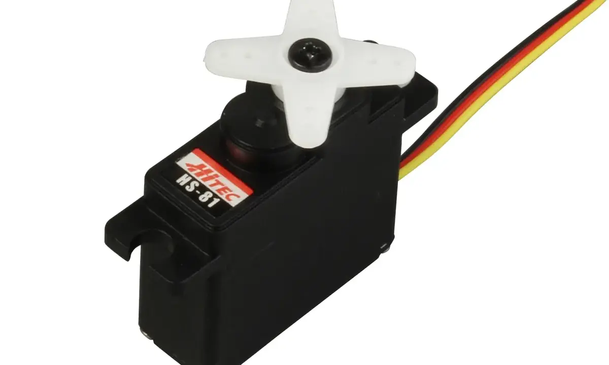 Kleiner schwarzer Servomotor Hitec HS-81 mit weißem Propeller und Kabeln.