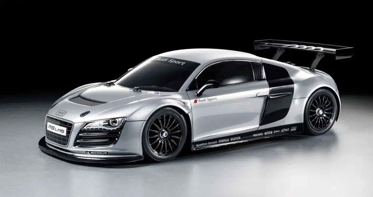 Silberner Audi R8 LMS mit schwarzem Heckflügel. Die Karosserie lackieren war hier eine Kunst, um diesen Rennwagen perfekt in Szene zu setzen.