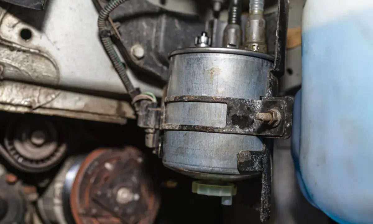 Detailaufnahme eines Kraftstofffilters, der Teil des Kraftstoffpumpensystems eines Autos ist.