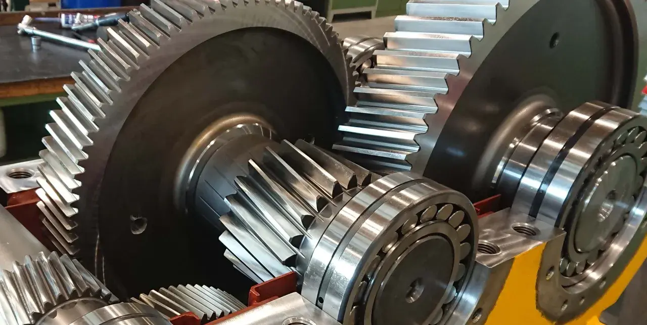 Detailansicht eines komplexen rc getriebemotor mit Zahnrädern und Kugellagern, bereit für den Einsatz.