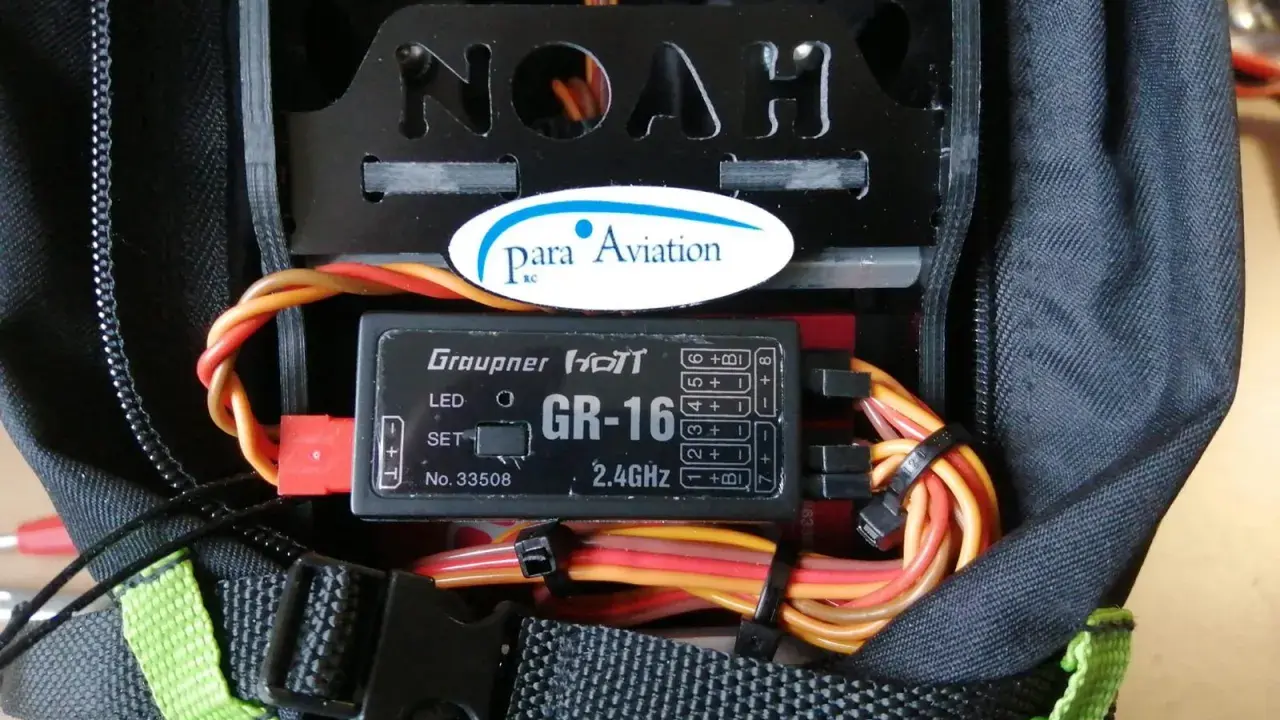 Graupner HOTT GR-16 Empfänger mit 2,4 GHz Technologie, Teil des "NOAH" Projekts von Para Aviation.