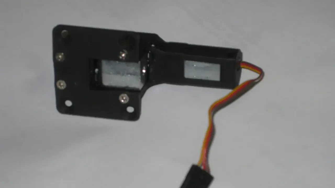 Elektrisches Einziehfahrwerk für Modelle bis 8 kg. Dieses kompakte System mit Kabel und Stecker ist bereit für den Einbau.