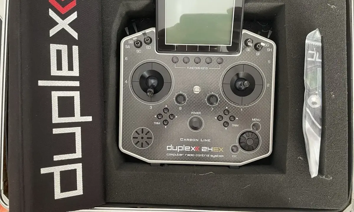 Jeti DS-16 V2 Fernsteuerung im Koffer, bereit für den nächsten Flug. Die Carbon Line des Duplex 24EX Systems.