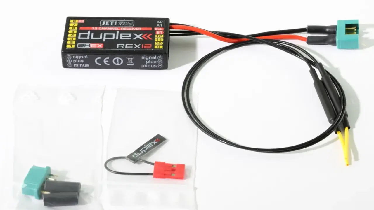 Jeti Duplex REX12 Empfänger mit Kabeln und Zubehör.