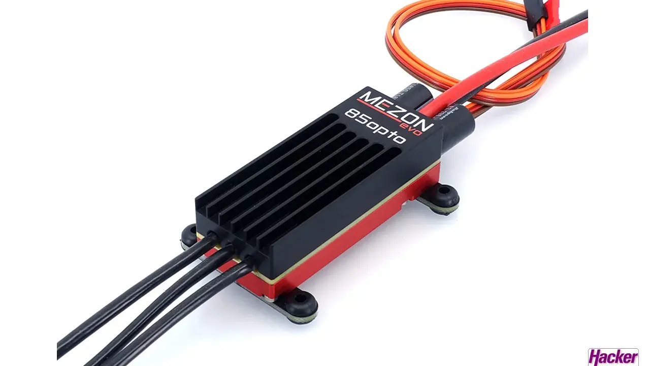 MEZON EVO 85opto Regler mit Kühlkörper und Kabeln, bereit für den Einsatz.