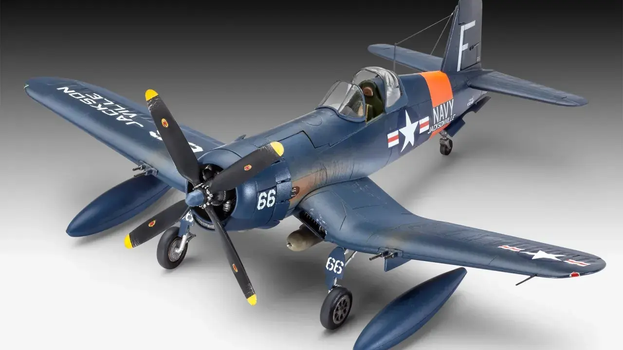 Ein detailliertes Modell eines dunkelblauen F4U-4 Corsair Flugzeugs mit der Aufschrift "JACKSONVILLE NAVY" und der Nummer 66.