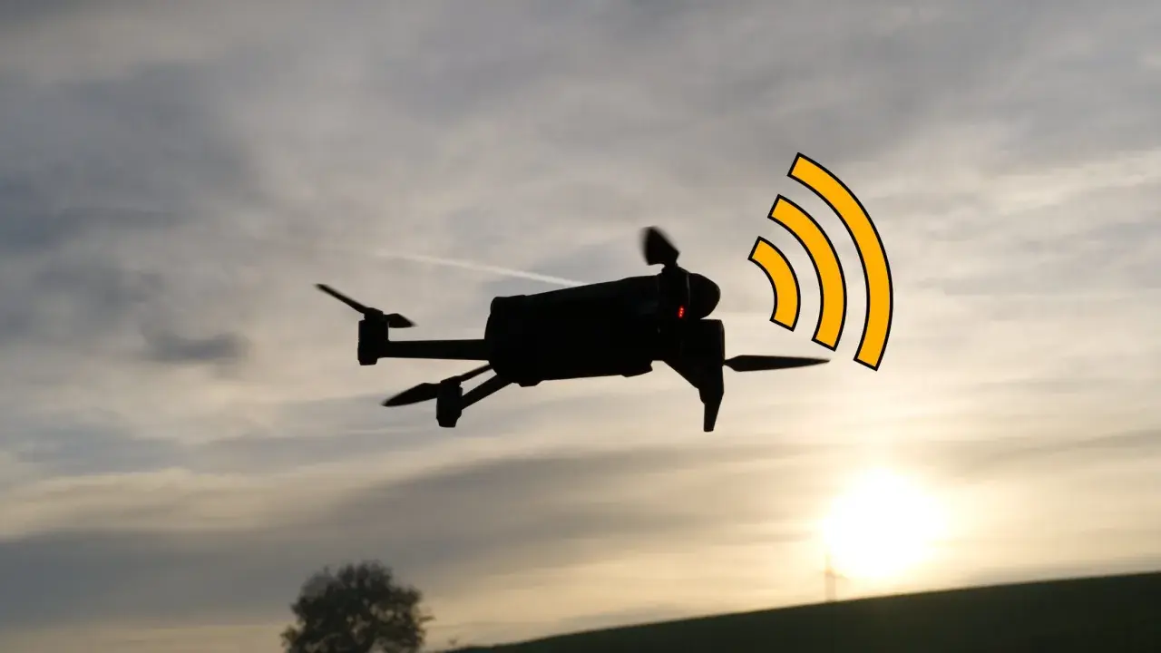 Drohne im Flug mit leuchtenden roten Lichtern und einer stilisierten DJI Antenne, die ein Funksignal aussendet.