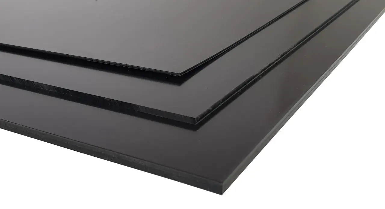 Drei schwarze Styrolplatten liegen übereinander. Sie sind glatt und glänzend und eignen sich für verschiedene Bastelprojekte.