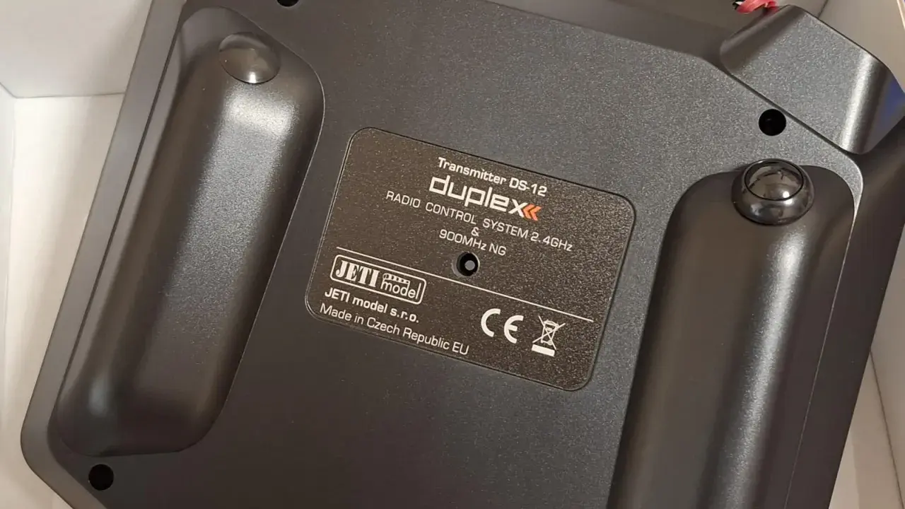 Rückseite eines schwarzen JETI model Senders DS-12 Duplex. Hergestellt in Tschechien.