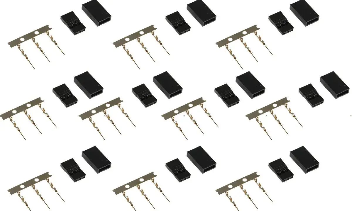 Mehrere Sätze von Steckern mit 3 Stiften und schwarzen Gehäusen, bereit für elektrische Verbindungen.
