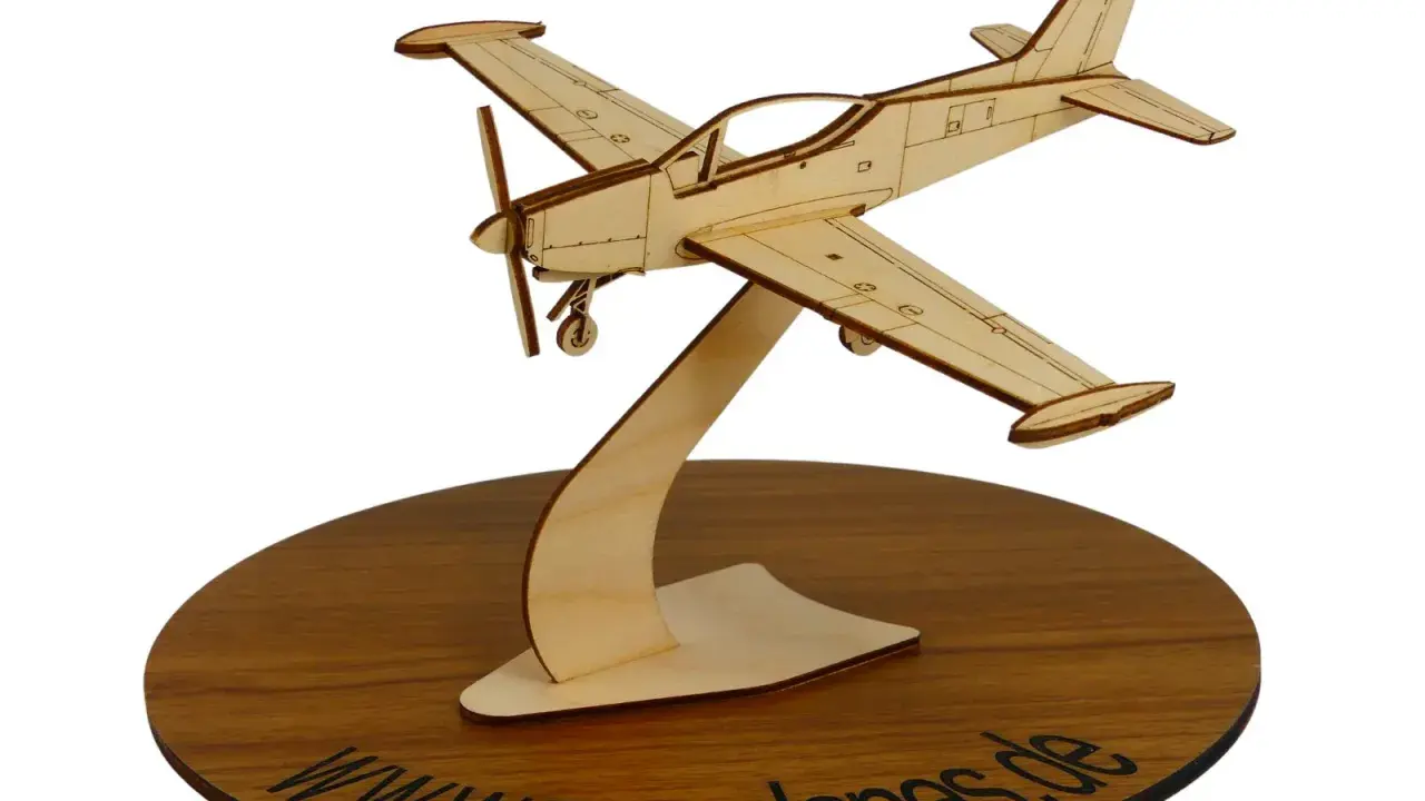 Holzmodell eines Marchetti Flugzeugs auf einem Holzsockel mit der Aufschrift "www.pureplanes.de".