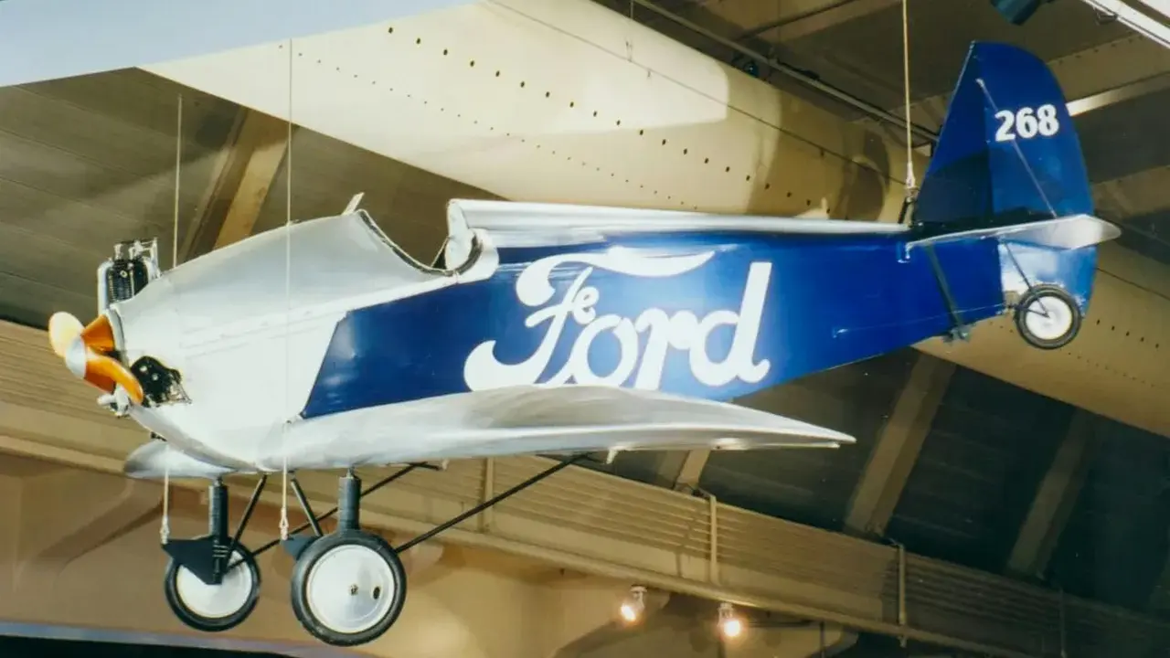 Ein historisches Ford Flugzeug mit blauem Rumpf und dem Ford-Logo, ausgestellt im Museum.