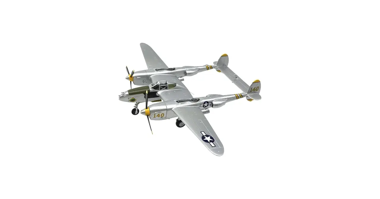 Silbernes P-38 Lightning RC-Modellflugzeug mit gelben Propellern und Markierungen.