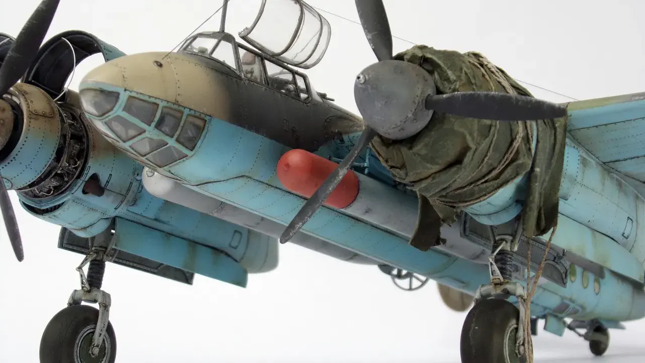 Detailgetreues Modell eines tu2-Flugzeugs mit Tarnanstrich und detaillierter Fahrwerksmechanik.