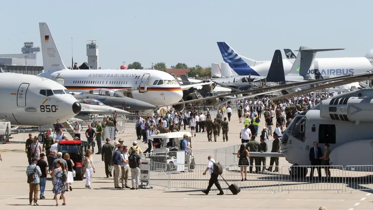 Besucher bestaunen Flugzeuge bei einer Flugshow in Berlin. Ein Airbus und eine Maschine der Bundesrepublik Deutschland sind zu sehen.