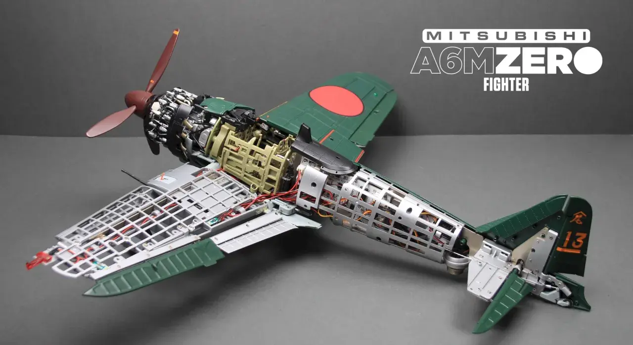 Detailgetreues Modell eines Mitsubishi A6M Zero-Jägers, dessen Innenleben freigelegt ist.