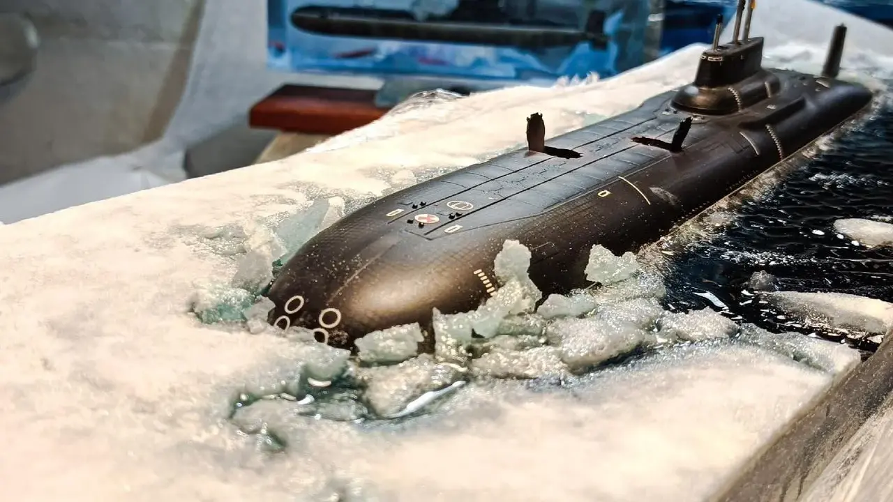 Ein Modell eines U-Bootes Akula bricht durch Eis und Wasser.